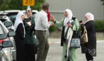 Familiares de víctimas a las puertas de una de las mezquitas atacadas en Christchurch (Nueva Zelanda)