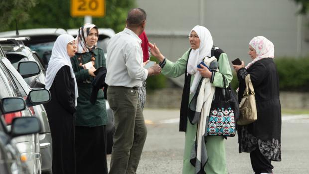 Familiares de víctimas a las puertas de una de las mezquitas atacadas en Christchurch (Nueva Zelanda) 