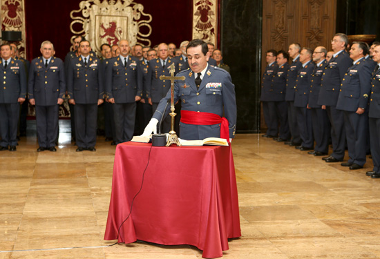Manuel Mestre Barea jurando su cargo