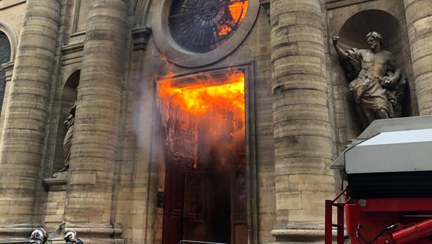 Incendio en la iglesia de Saint-Sulpice de París