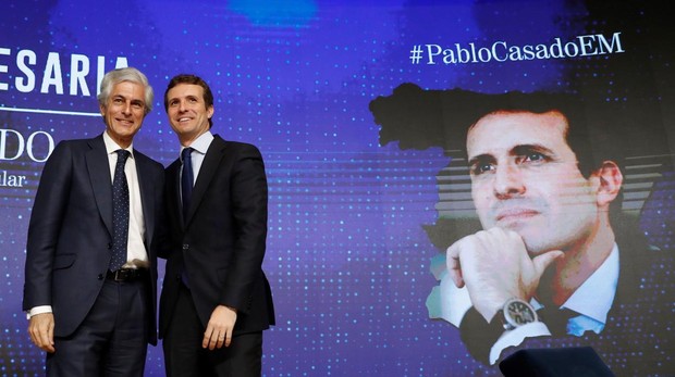 Pablo Casado, líder del PP, junto a Suárez Illana 