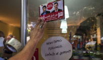 Un cartel con el lema de campaña del PSOE escrito en árabe.