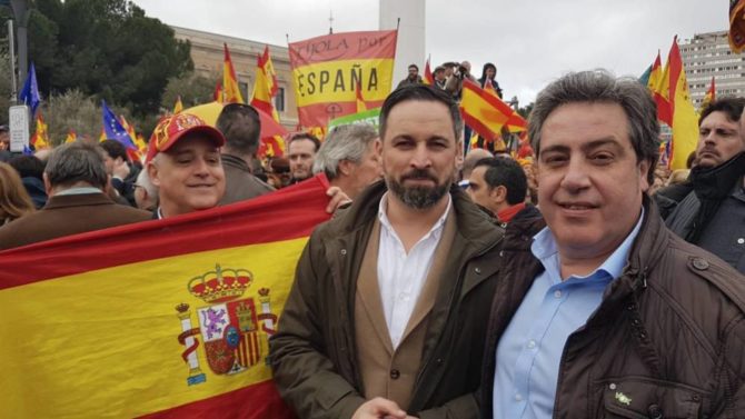 osé María Llanos, com Santiago Abascal, en la manifestación de la plaza de Colón de Madrid en febrero. (Vox)