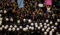 Policías antidisturbios actúan para dispersar a las participantes –en su mayoría mujeres– en la "17ª Marcha Nocturna Feminista, el 8 de marzo de 2019, en Estambul.