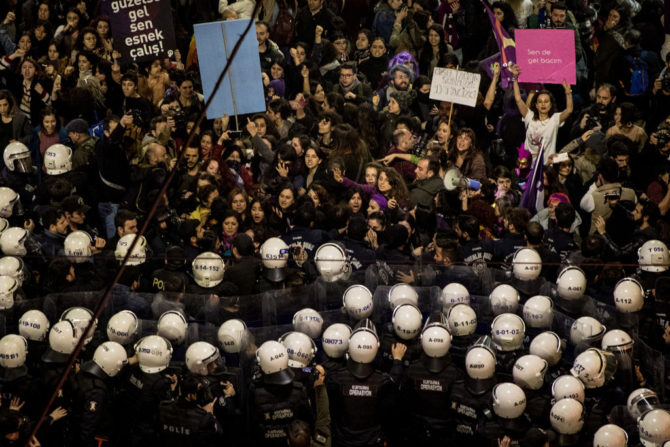 Policías antidisturbios actúan para dispersar a las participantes –en su mayoría mujeres– en la "17ª Marcha Nocturna Feminista, el 8 de marzo de 2019, en Estambul.