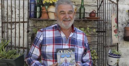 Oubiña posa con su libro «Toda la verdad»