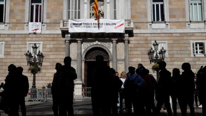 Pancarta en el Palau de la Generalitat.