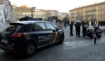 Agentes de la Policía Nacional vigilan la plaza de Nelson Mandela