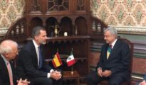 Felipe VI junto con el presidente mexicano Andrés Manuel López Obrador (dcha)