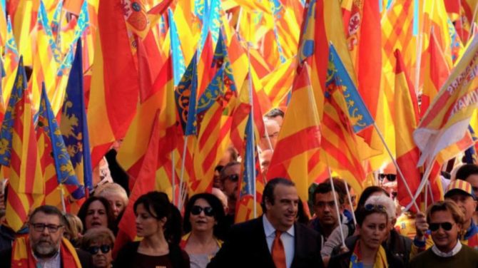 Sentandreu, con corbata naranja, con Cristina Seguí a su derecha, quiere liderar la lista de Valencia contra el criterio de Llanos