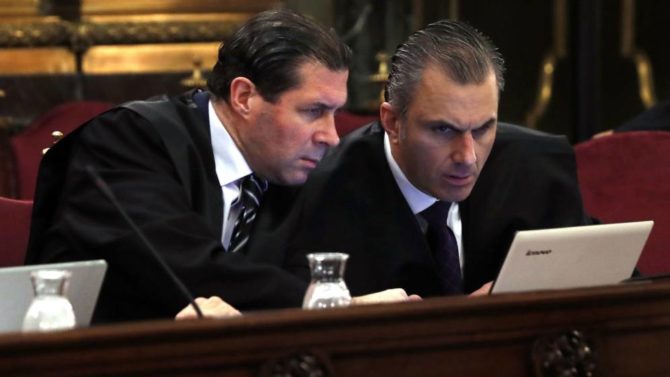 El secretario general de Vox, Javier Ortega Smith (d), y el vicesecretario jurídico de Vox, Pedro Fernández (i).