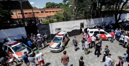 Miembros de la policía monta guardia en el colegio tras el tiroteo.