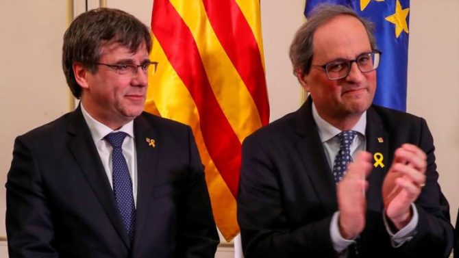 El expresidente catalán Carles Puigdemont (c) y el actual presidente de la Generalitat, Quim Torra (i), el pasado 18 de febrero en Bruselas