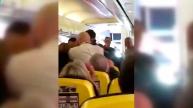 Momento de la brutal pelea en el vuelo de Ryanair del sábado entre Glasgow a las Islas Canarias / Twitter