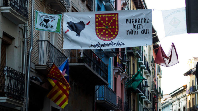 Carteles y pancantas colocados por la izquierda abertzale en Pamplona con motivo de San Fermín Chiquito