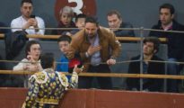 El presidente de VOX, Santiago Abascal, en los tendidos de la plaza de toros de Vistalaegre, junto al diestro Morante de la Puebla, recoge un brindis de El Cid