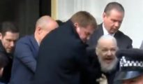 Así ha sido sacado Julian Assange de la embajada de Ecuador por la policía británica.