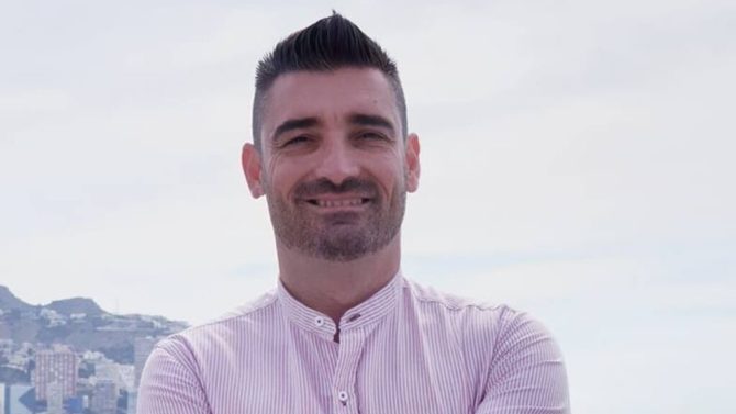 Pérez Brígido en la imagen con la que se ha presentado en redes sociales como candidato de Vox. EE 