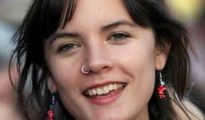 La comunista chilena Camila Vallejo (hermanada con Podemos) defiende el derecho a la pedofilia
