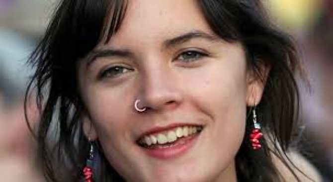 La comunista chilena Camila Vallejo (hermanada con Podemos) defiende el derecho a la pedofilia 