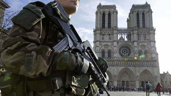 Un policía vigila la catedral de Notre Dame. 