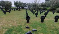 Cruces rotas en el Cementerio militar alemán en Cuacos de Yuste