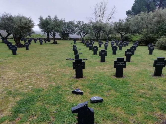 Cruces rotas en el Cementerio militar alemán en Cuacos de Yuste