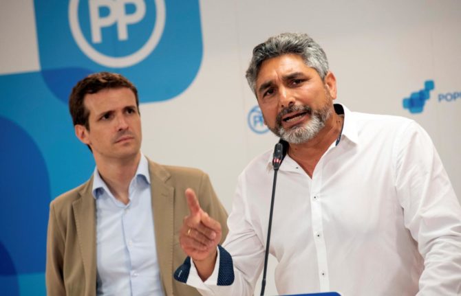 Juan José Cortés, padre de Mariluz., acompañado por Pablo Casado.