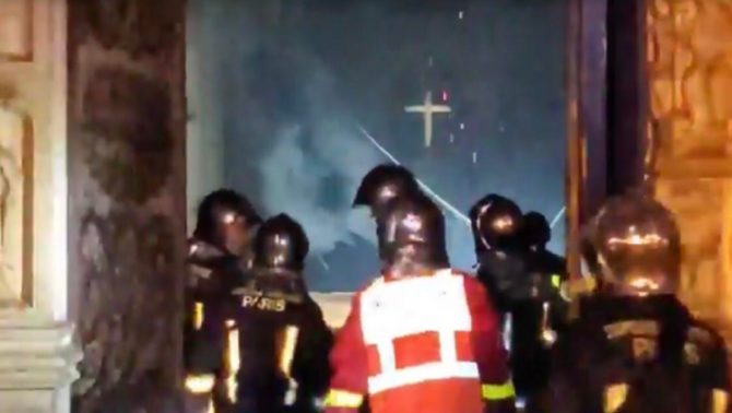 Impresionante foto. Sólo la Santa Cruz alumbra el interior de Notre Dame