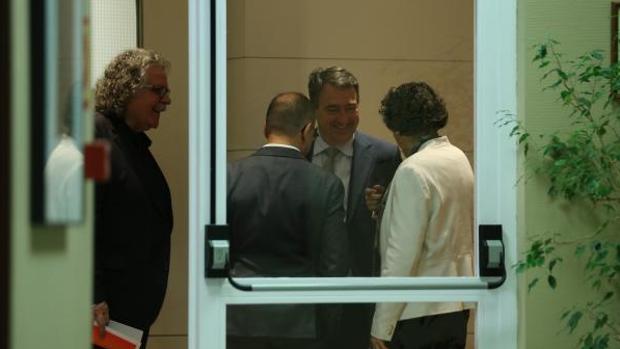 La ministra Valerio (de espaldas) charlando con Esteban (PNV), Tardà (ERC) y Campuzano (PDECat)