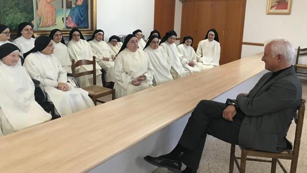 El diputado nacional y candidato a la reelección, Eloy Suárez, durante su encuentro preelectoral con las monjas dominicas de Zaragoza, en su convento de clausura