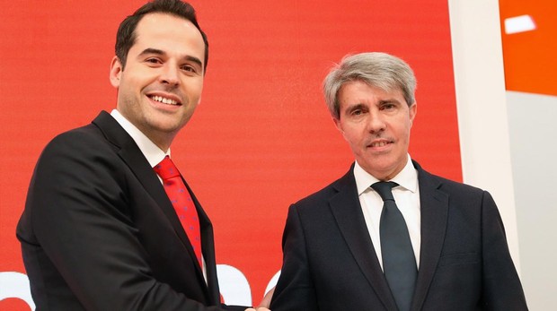 El traidor Garrido, a la derecha.