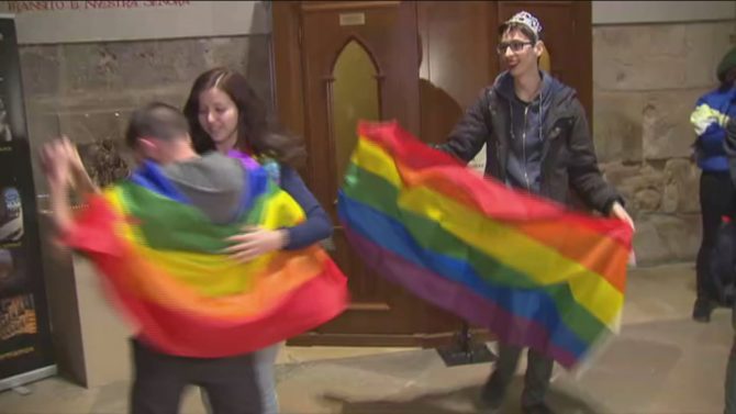 ¿Así respetan estos degenerados las creencias religiosas de la mayoría de españoles? Gays y lesbianas profanan la catedral de Alcalá y se mofan de los fieles: “Alabaré al maricón” Gays-alcala-670x377