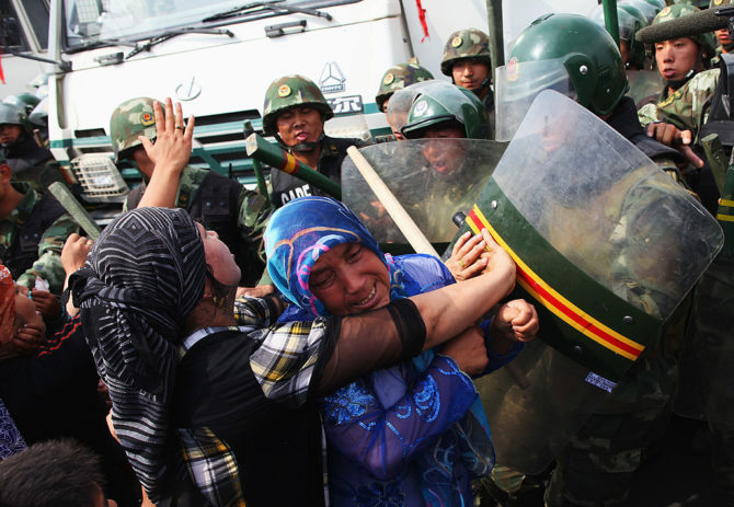 Enfrentamiento entre la policía china y las mujeres uigures durante una protesta en Urumqi, la capital de Sinkiang el 7 de julio de 2009.