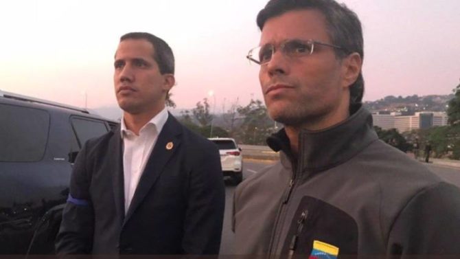 Juan Guaidó junto a Leopoldo López tras su liberación.