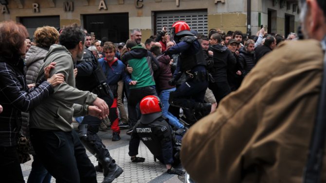 Matones proetarras intentan llegar hasta el lugar del mitin de Ciudadanos en Rentería para agredir a los asistentes.
