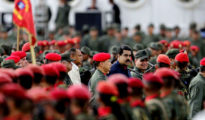 Nicolás Maduro, rodeado de militares
