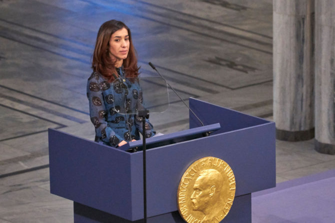 Nadia Murad, activista por los derechos humanos y Premio Nobel de la Paz, una de las miles de mujeres yazidíes tomadas como prisioneras por el ISIS –y esclavizada hasta que logró escapar–, escribió hace poco: "Mi mayor temor es que el mundo siga sin actuar, y que mi comunidad, la comunidad yazidí, deje de existir". 