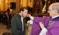 El alcalde de Valladolid, Óscar Puente, recibiendo la medalla de la Cofradía del Descendimiento