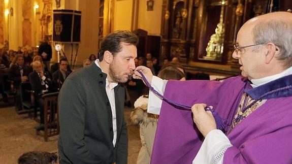 El alcalde de Valladolid, Óscar Puente, recibiendo la medalla de la Cofradía del Descendimiento
