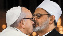 Francisco se besa con el gran líder del islam suní, Ahmed el-Tayeb.