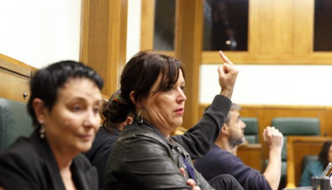 Parlamentarios de EH Bildu haciendo el gesto de la 'peineta'.