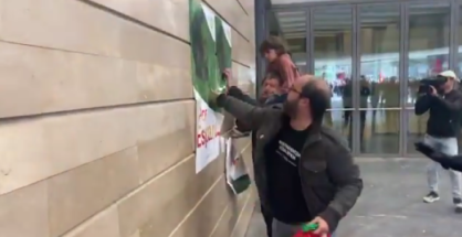 Proetarras arrancan carteles de Vox en San Sebastián