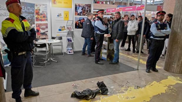 Imagen del ataque al puesto del Ejército en el salón de la juventud de Gerona 