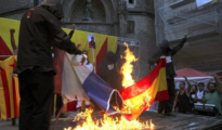 Quema de las banderas española y francesa durante una movilización convocada por la ANC en Cataluña