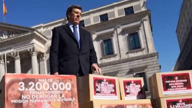 Juan Carlos Quer posa con las 3,2 millones de firmas presentadas en el Congreso 