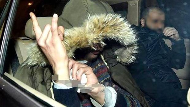 El asesino confeso Said Mechaout hace el gesto del cuerno a los fotógrafos tras ser detenido - Twitter