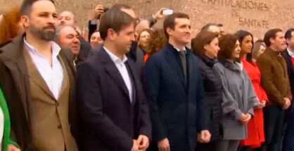 Casado, Rivera y Abascal suben juntos al escenario al finalizar la concentración en Colón