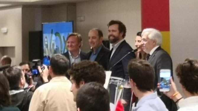 Julio Ariza, con Rocío Monasterio e Iván Espinosa de los Monteros, en un reciente mitin de Vox en Pamplona.