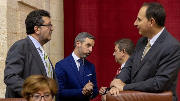 El consejero de Hacienda dialoga con los diputados de Vox durante el pleno que se celebra en el Parlamento andaluz